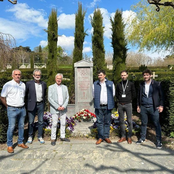 Jean-Luc Framont s'est rendu sur la tombe de Pierre de Coubertin. Une gerbe de fleurs y a été déposée au nom des participants.